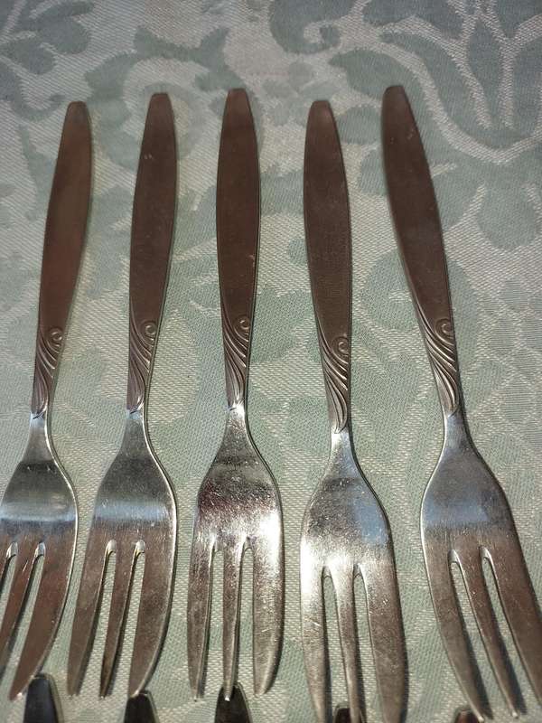 A SET OF ANGORA STAINLESS STEEL MADE IN ENGLAND DESERT FORKS SOLD AS IS R350