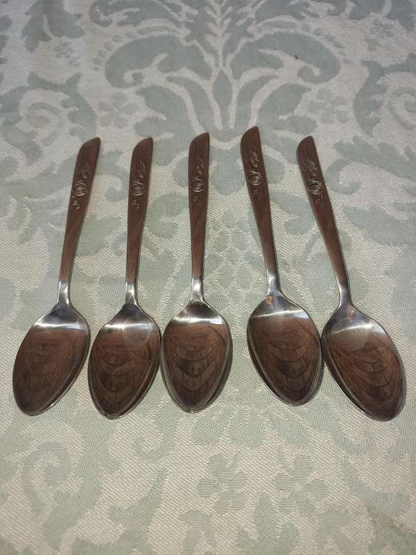 A VINTAGE SET EETRITE STAINLESS STEEL TEASPOONS SOLD AS IS