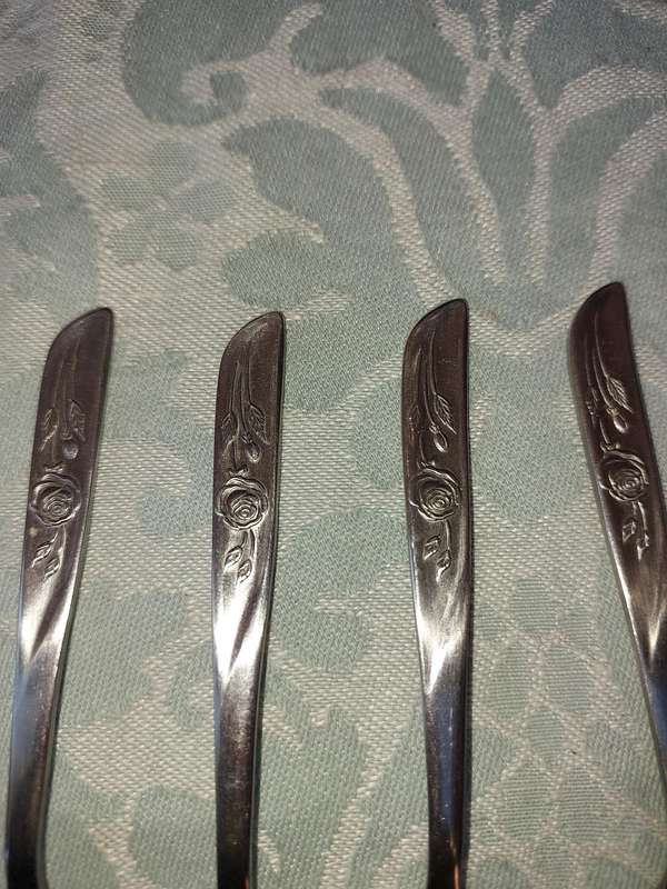 A VINTAGE SET EETRITE STAINLESS STEEL TEASPOONS SOLD AS IS