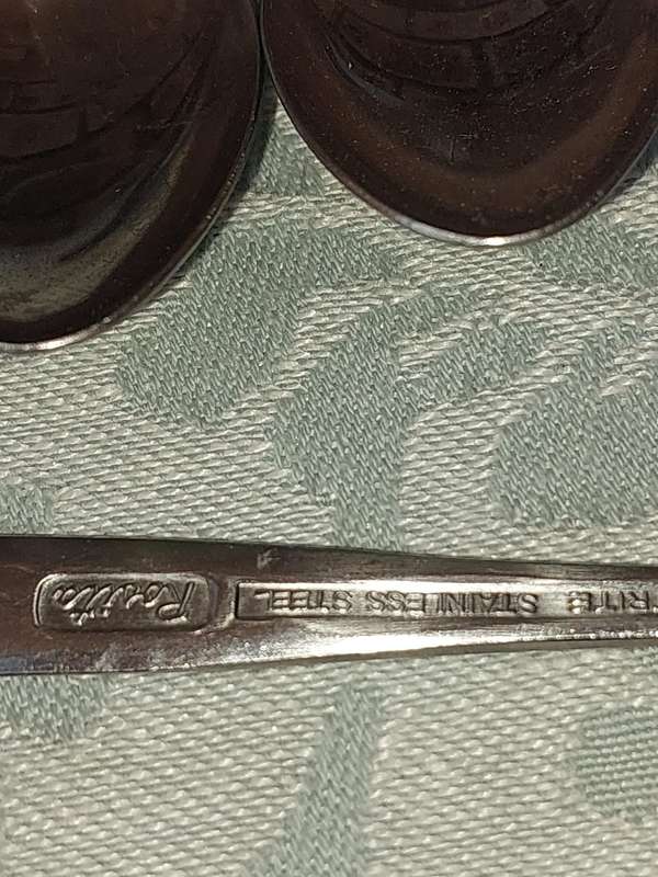 A VINTAGE SET EETRITE STAINLESS STEEL TEASPOONS SOLD AS IS