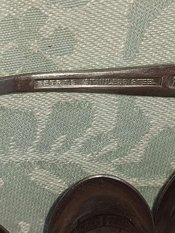 A VINTAGE SET EETRITE STAINLESS STEEL TEASPOONS SOLD AS IS
