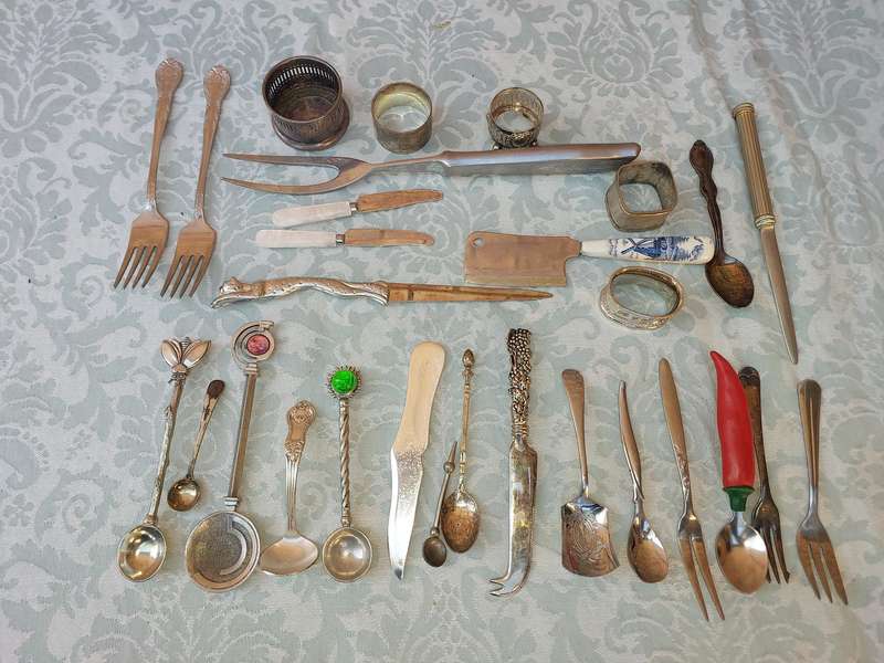 A MIXED BULK COLLECTION CUTLERY SOLD AS IS