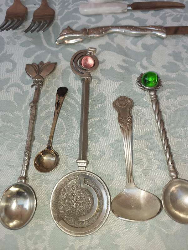 A MIXED BULK COLLECTION CUTLERY SOLD AS IS