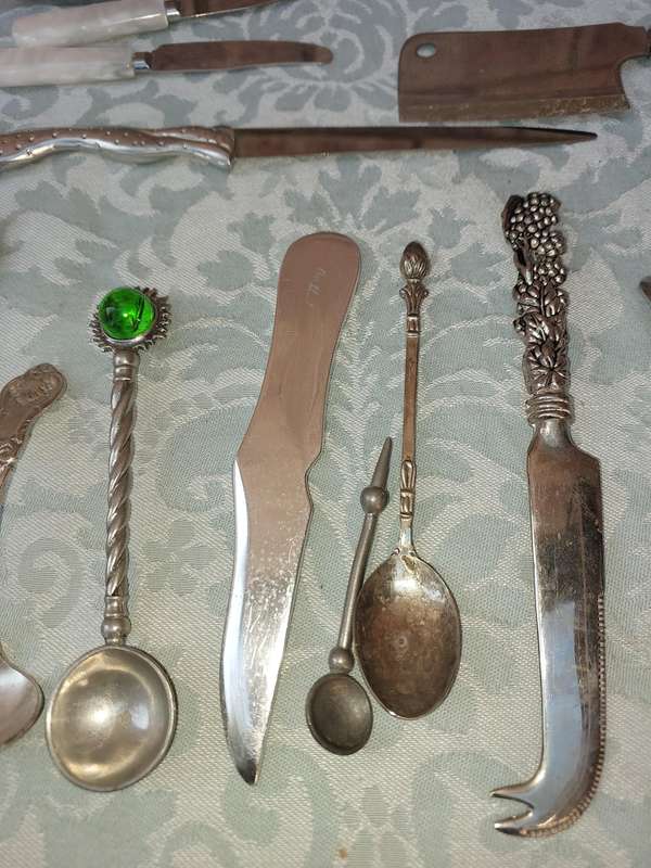 A MIXED BULK COLLECTION CUTLERY SOLD AS IS