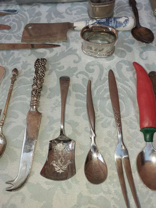 A MIXED BULK COLLECTION CUTLERY SOLD AS IS