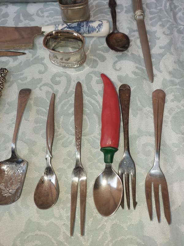 A MIXED BULK COLLECTION CUTLERY SOLD AS IS