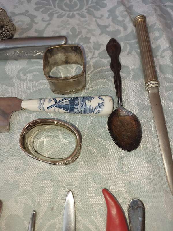 A MIXED BULK COLLECTION CUTLERY SOLD AS IS