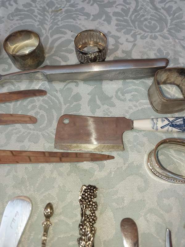 A MIXED BULK COLLECTION CUTLERY SOLD AS IS