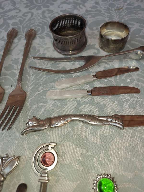 A MIXED BULK COLLECTION CUTLERY SOLD AS IS
