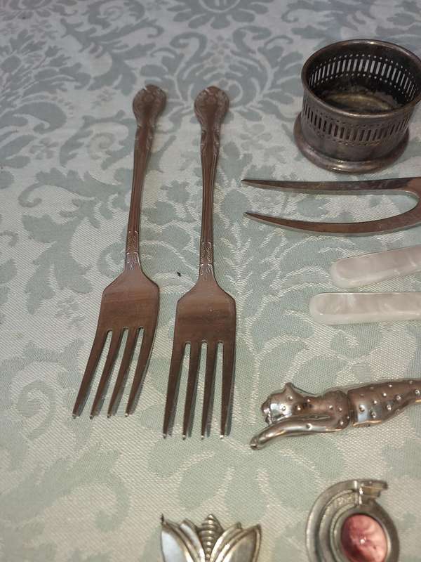 A MIXED BULK COLLECTION CUTLERY SOLD AS IS