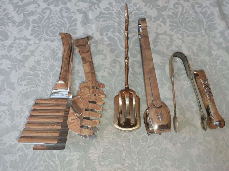 A COLLECTION OF CUTLERY TONGS SOLD AS IS