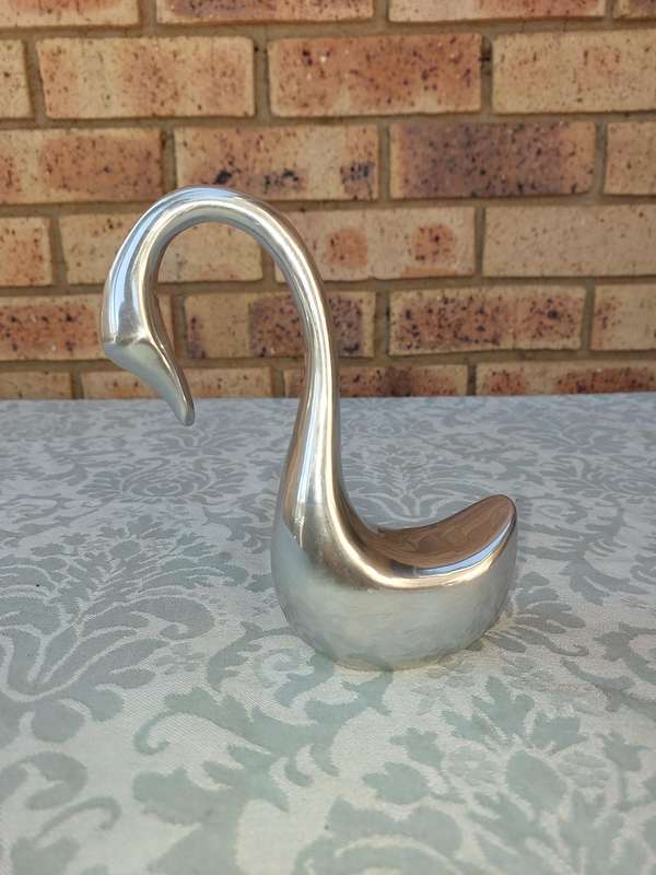 A BEAUTIFULL PEWTEL SWAN SCULPTURE SOLD AS IS