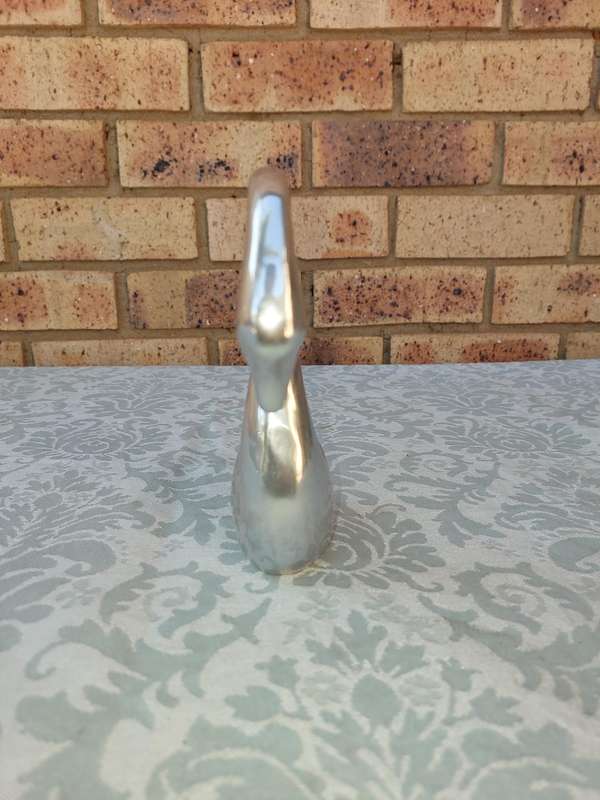 A BEAUTIFULL PEWTEL SWAN SCULPTURE SOLD AS IS