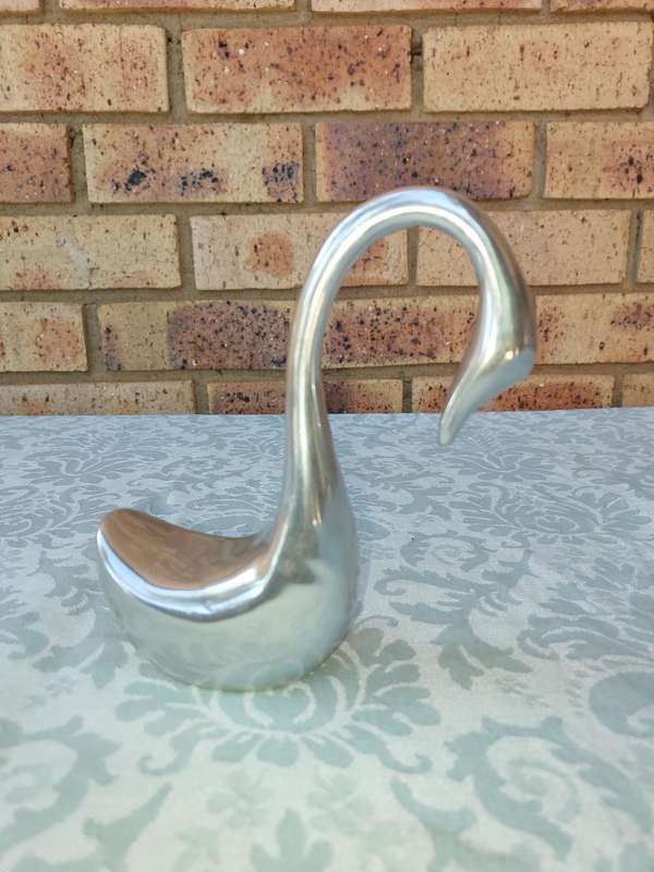 A BEAUTIFULL PEWTEL SWAN SCULPTURE SOLD AS IS