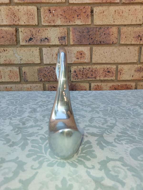 A BEAUTIFULL PEWTEL SWAN SCULPTURE SOLD AS IS