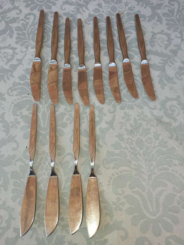 A COLLECTION OF STAINLESS STEEL CUTLERY KNIVES SOLD AS IS