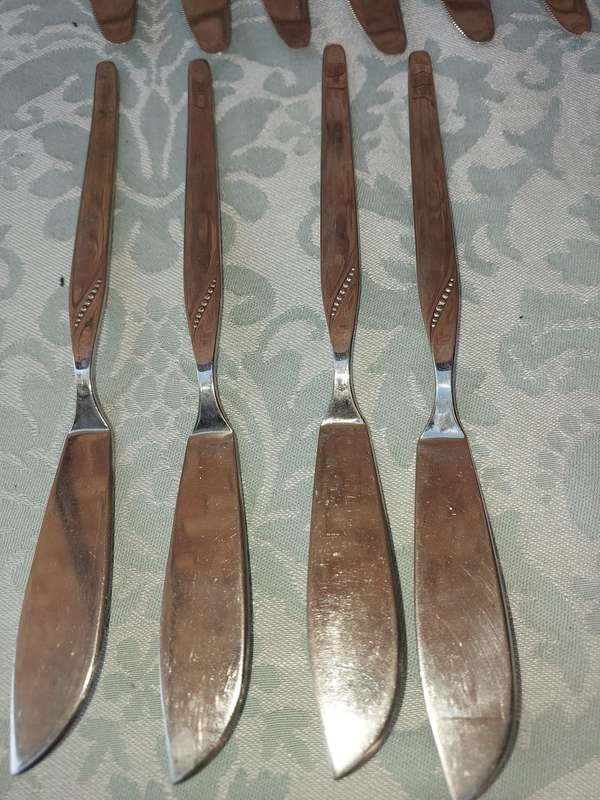 A COLLECTION OF STAINLESS STEEL CUTLERY KNIVES SOLD AS IS