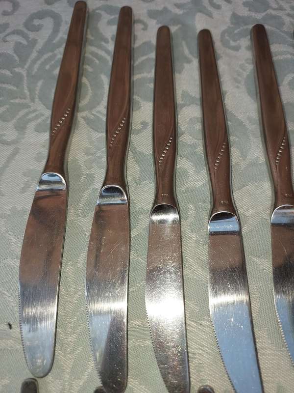 A COLLECTION OF STAINLESS STEEL CUTLERY KNIVES SOLD AS IS