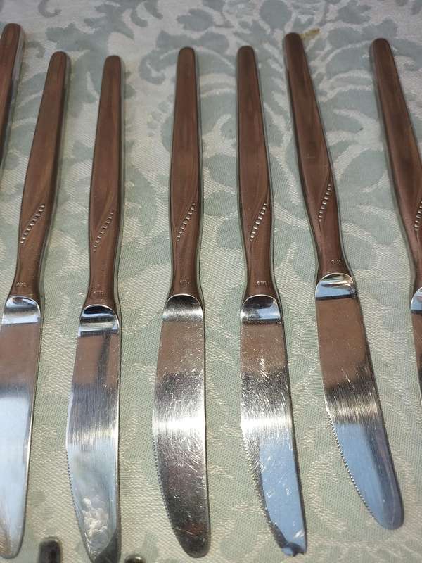 A COLLECTION OF STAINLESS STEEL CUTLERY KNIVES SOLD AS IS