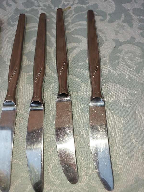 A COLLECTION OF STAINLESS STEEL CUTLERY KNIVES SOLD AS IS