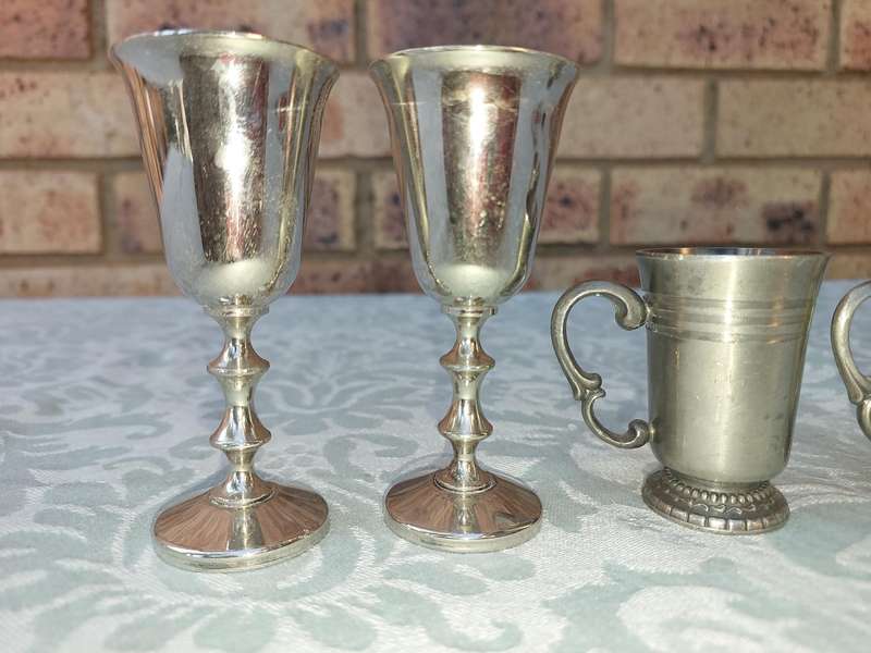 A COLLECTION BAR ACCESSORIES SOLD AS IS