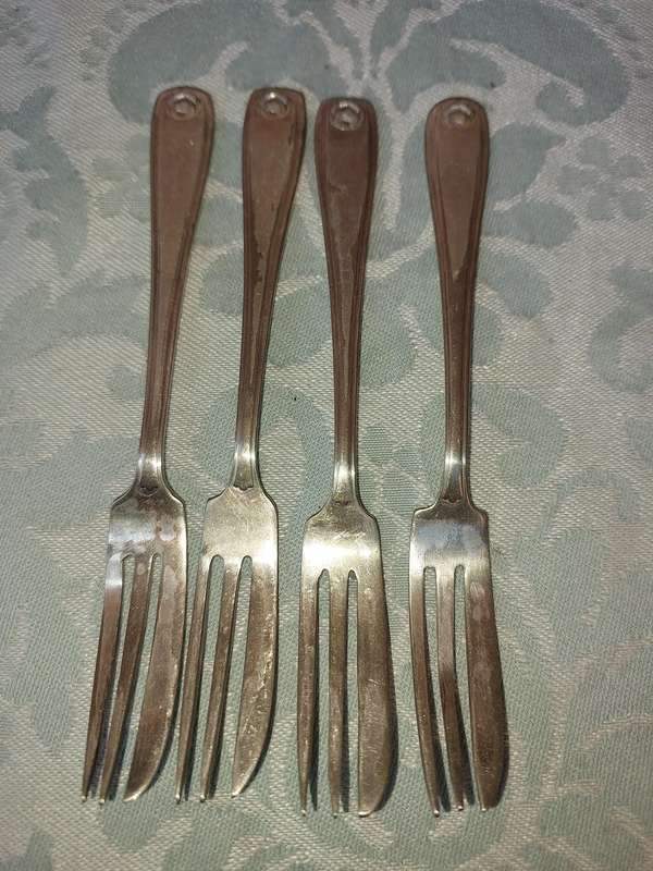 A SET OF 4 EPNS CAKE FORKS SOLD AS IS