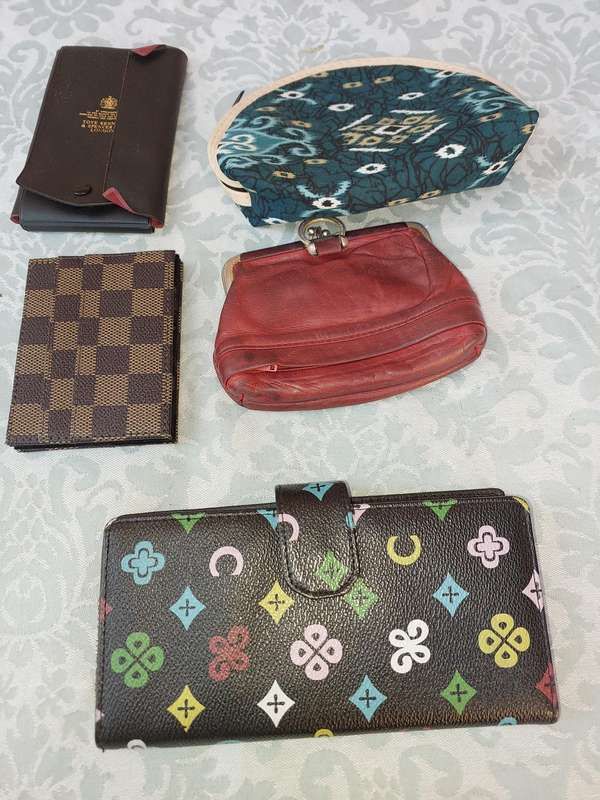 A  JOBLOT PURSES SOLD AS IS