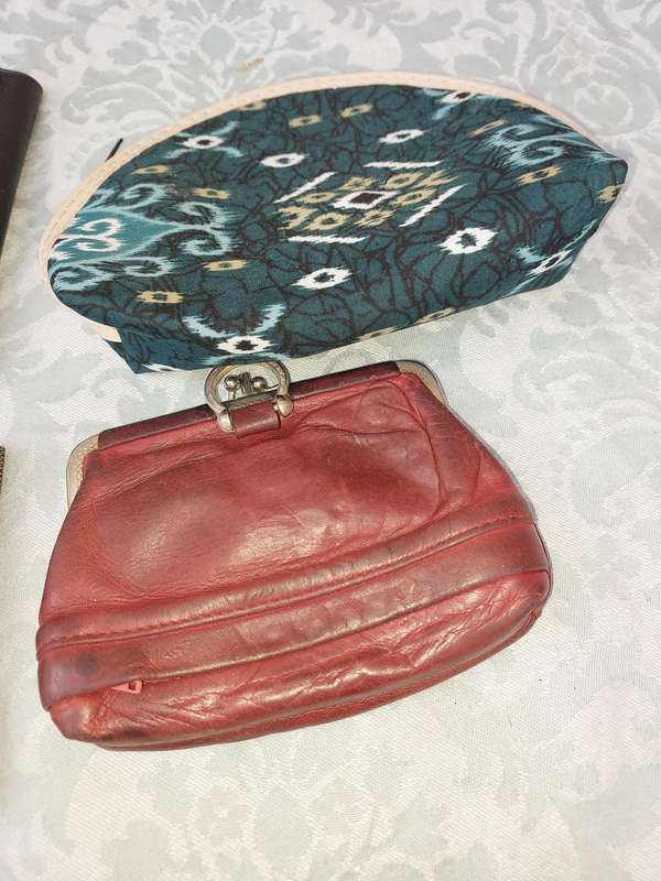 A  JOBLOT PURSES SOLD AS IS