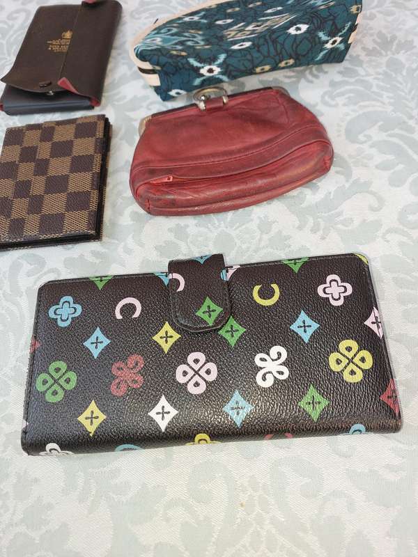 A  JOBLOT PURSES SOLD AS IS
