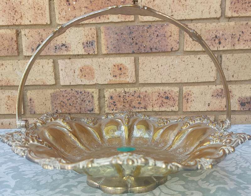 AN ANTIQUE VICTORIAN FOOTED BRIDES SERVING DISH SILVER PLATED ON BRASS SOLD AS IS