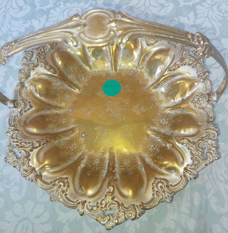 AN ANTIQUE VICTORIAN FOOTED BRIDES SERVING DISH SILVER PLATED ON BRASS SOLD AS IS