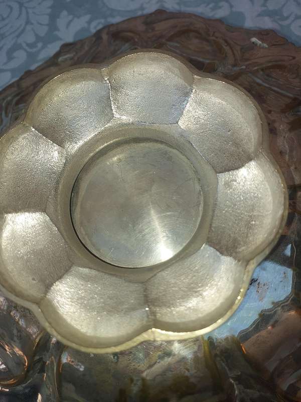 AN ANTIQUE VICTORIAN FOOTED BRIDES SERVING DISH SILVER PLATED ON BRASS SOLD AS IS