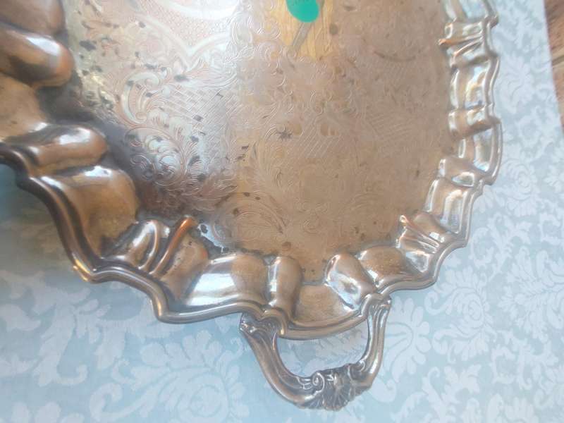 A VINTAGE LARGE SILVER PLATED EDWARDIAN SERVING TRAY WITH HANDLES SOLD AS IS