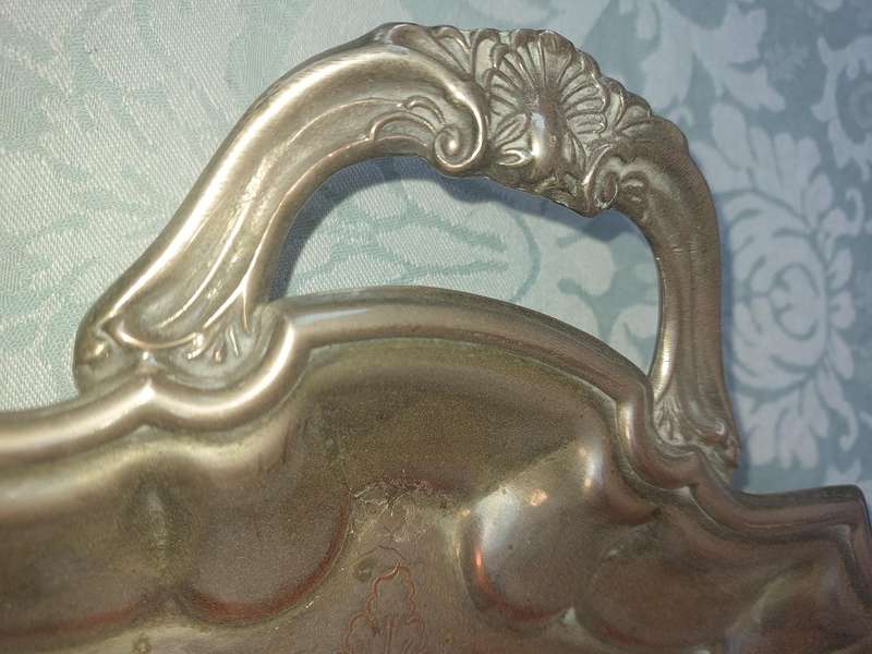A VINTAGE LARGE SILVER PLATED EDWARDIAN SERVING TRAY WITH HANDLES SOLD AS IS