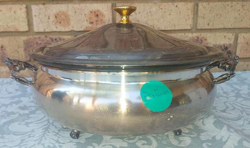 A VINTAGE SILVER TUREEN WITH A PYREX INNER GLASS COMPARTMENTED WITH A GOLD HANDLE LID
