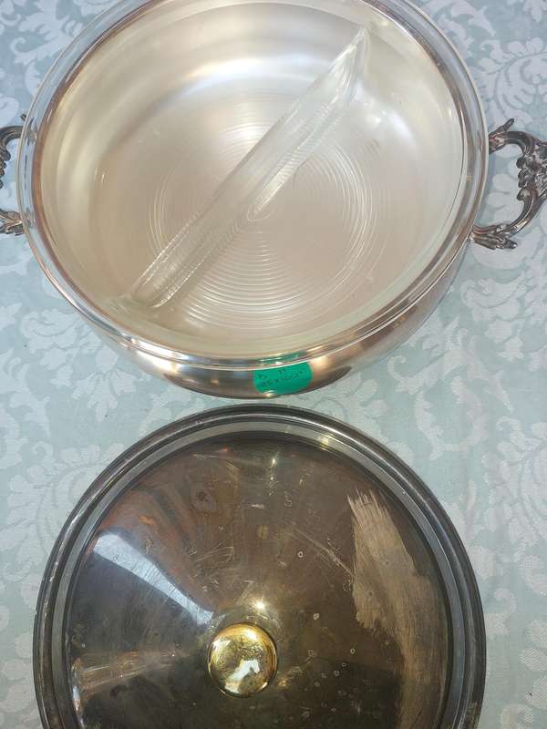 A VINTAGE SILVER TUREEN WITH A PYREX INNER GLASS COMPARTMENTED WITH A GOLD HANDLE LID