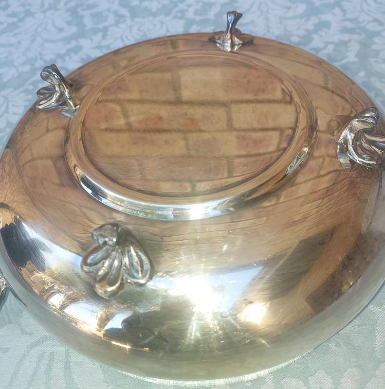 A VINTAGE SILVER TUREEN WITH A PYREX INNER GLASS COMPARTMENTED WITH A GOLD HANDLE LID