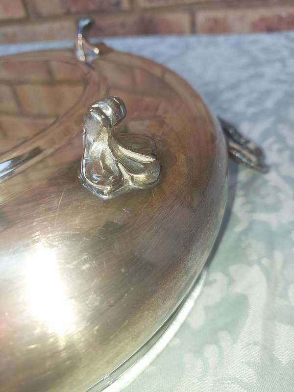 A VINTAGE SILVER TUREEN WITH A PYREX INNER GLASS COMPARTMENTED WITH A GOLD HANDLE LID