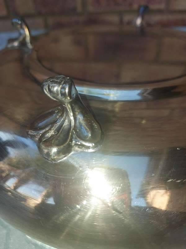 A VINTAGE SILVER TUREEN WITH A PYREX INNER GLASS COMPARTMENTED WITH A GOLD HANDLE LID
