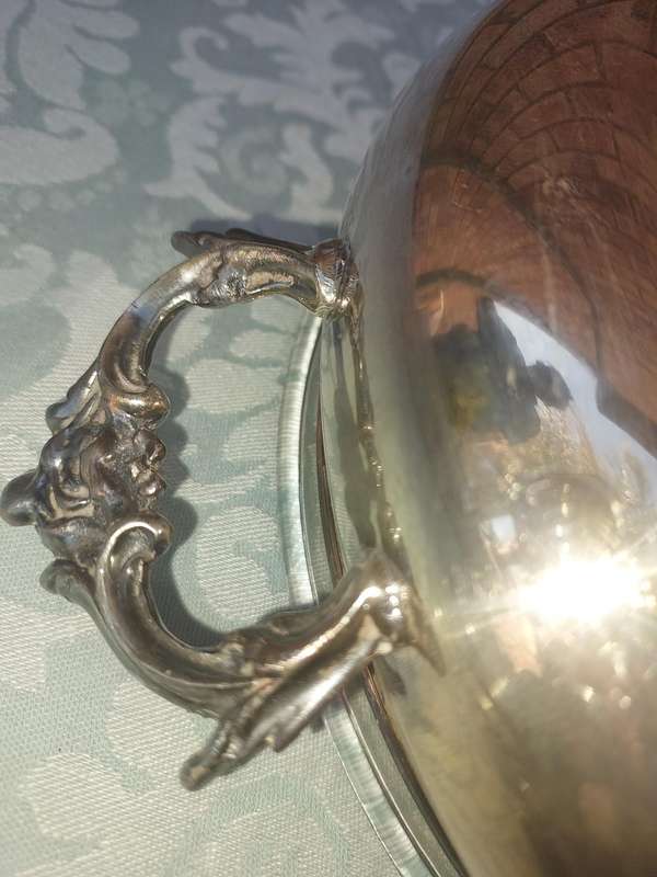 A VINTAGE SILVER TUREEN WITH A PYREX INNER GLASS COMPARTMENTED WITH A GOLD HANDLE LID