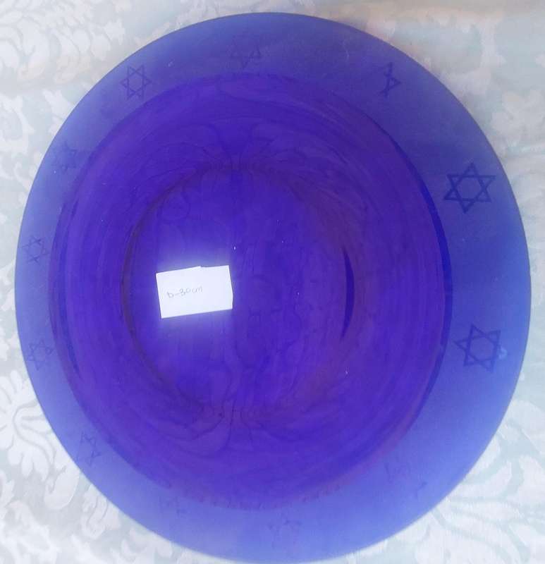 A GLASS SERVING PLATE WITH THE STAR OF DAVID SOLD AS IS