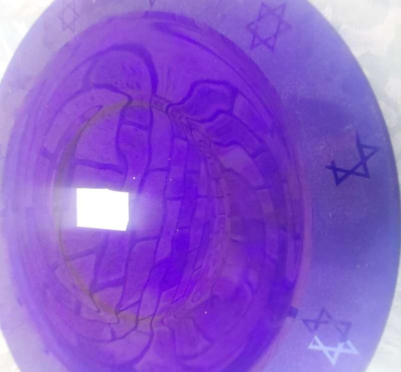 A GLASS SERVING PLATE WITH THE STAR OF DAVID SOLD AS IS