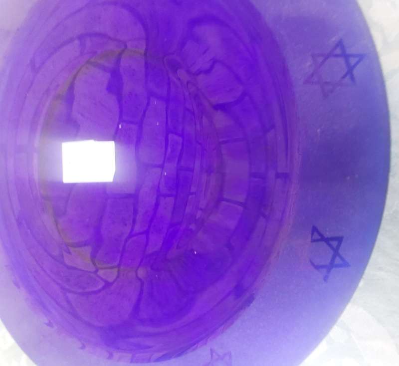A GLASS SERVING PLATE WITH THE STAR OF DAVID SOLD AS IS