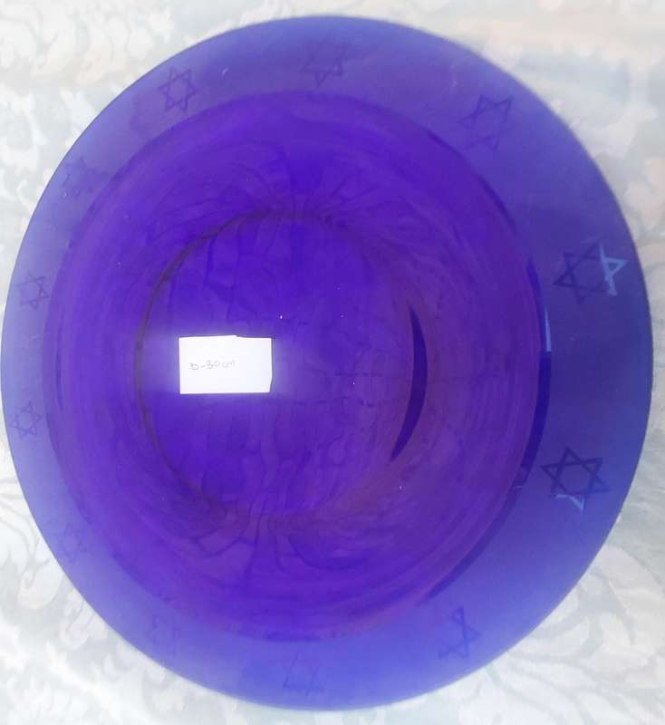 A GLASS SERVING PLATE WITH THE STAR OF DAVID SOLD AS IS