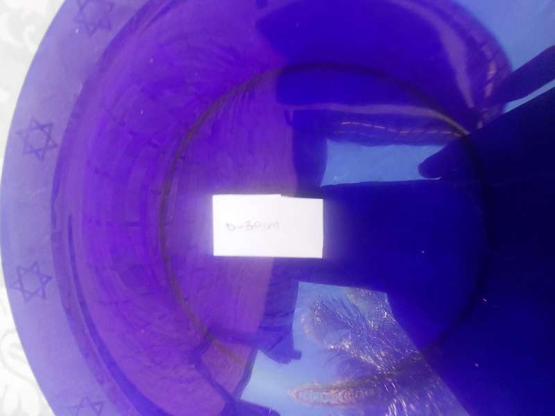 A GLASS SERVING PLATE WITH THE STAR OF DAVID SOLD AS IS