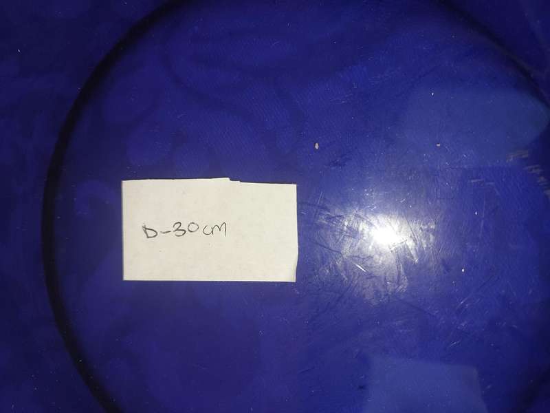 A GLASS SERVING PLATE WITH THE STAR OF DAVID SOLD AS IS