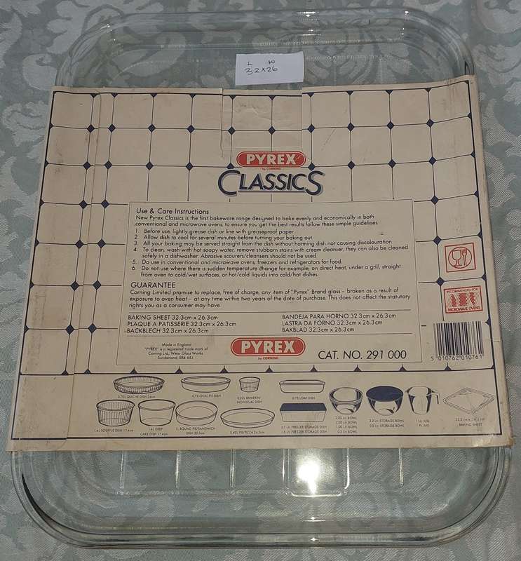 A PYREX BAKING TRAY SOLD AS IS