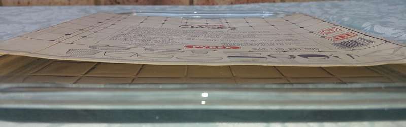A PYREX BAKING TRAY SOLD AS IS