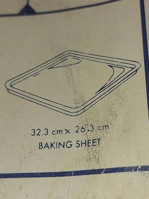 A PYREX BAKING TRAY SOLD AS IS