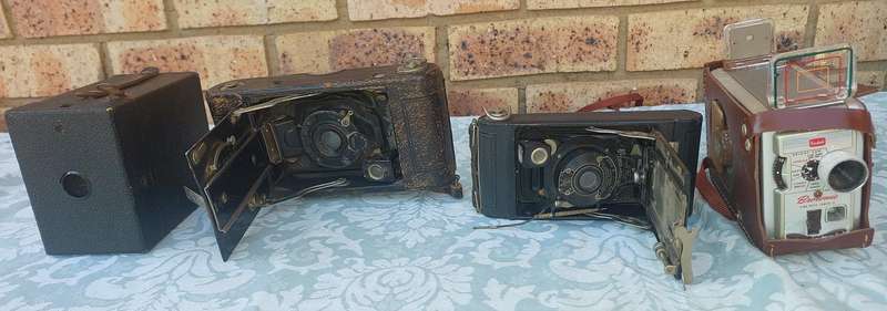 A JOBLOT COLLECTION ANTIQUE CAMERAS SOLD AS IS